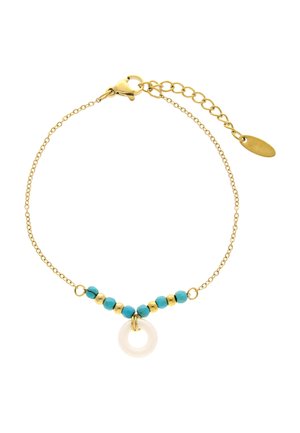 Bracelet délicat en chaîne d'or avec des perles turquoise et or alternées, doté d'un petit pendentif blanc circulaire et d'une fermeture à mousqueton.