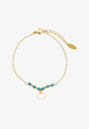 Zartes Goldkettenarmband mit abwechselnden türkis- und goldfarbenen Perlen, mit einem kleinen weißen runden Anhänger und Karabinerverschluss.