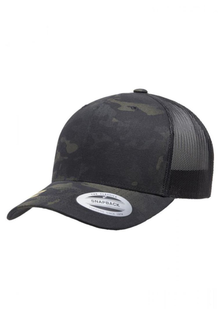 Sort camo snapback-cap med en solid stoffront og netbag. Har en flad skygge og et cirkulært mærke på frontpanelet.