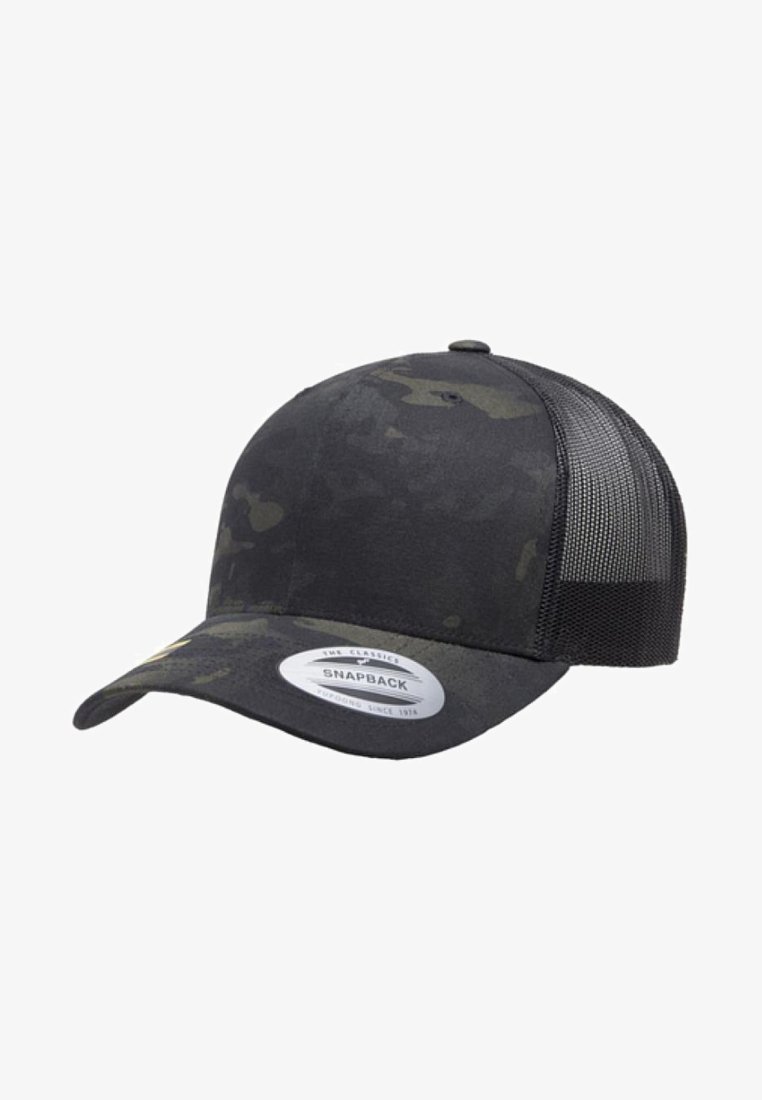 Sort camo snapback-cap med en solid stoffront og netbag. Har en flad skygge og et cirkulært mærke på frontpanelet.