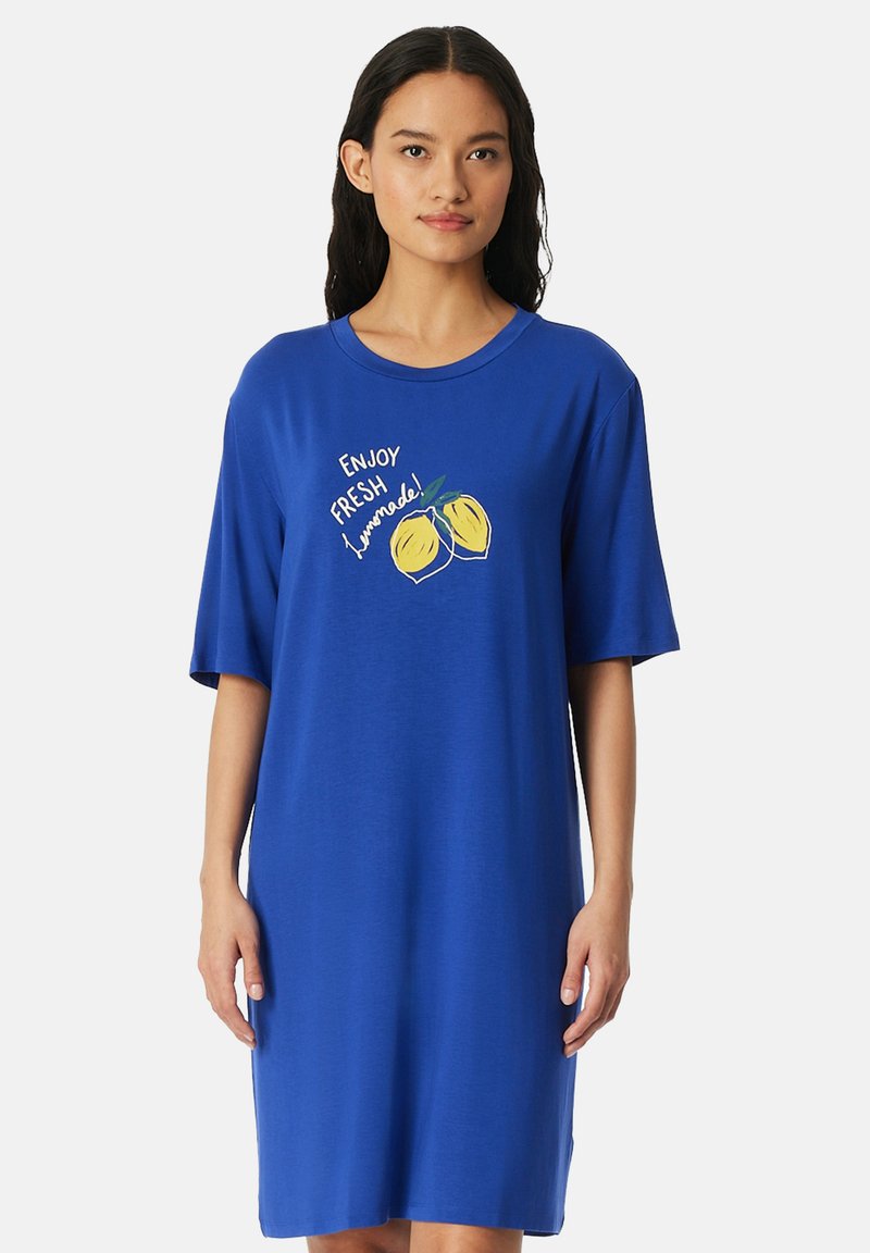 Blå bomuldst-shirtkjole med korte ærmer, med grafik af gule citroner og teksten "NYD FRISK hjemmelavet!" i hvid.