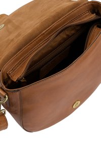 Brun læder crossover taske med en glat overflade, guldfarvet hardware og et indvendigt lynlåsrum. Blød suede foring synlig indeni.