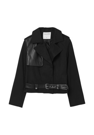 Schwarze kurze Jacke mit einem Lederpanels auf der linken Brust, weitem Kragen, langen Ärmeln und einer taillierten Taille mit mehreren Ösen.