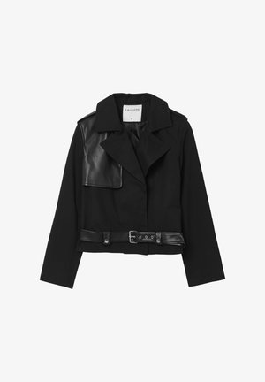 Giacca nera cropped con un pannello in pelle sul lato sinistro del petto, collo ampio, maniche lunghe e vita cinturata con multiple asole.
