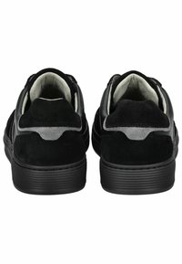 Černé tenisky vyrobené z kůže a semiše, s kulatou špičkou, polstrovaným límcem a strukturovanou gumovou podrážkou. Žádné viditelné značky.