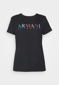Černé bavlněné tričko s textem "ARMANI EXCHANGE" vyšitým v barevných písmenech. Klasický kulatý výstřih a krátké rukávy.