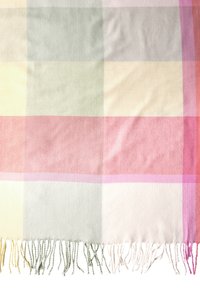Gewebte Karodecke in sanften Pastellfarben: Grün, Pink, Creme mit fransigen Kanten. Die glatte Textur und das große Karomuster sind auffällig.