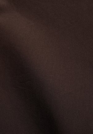 Țesătură maro închis cu o textură netedă și fin țesută, cu ușoare variații de umbră pe suprafață.