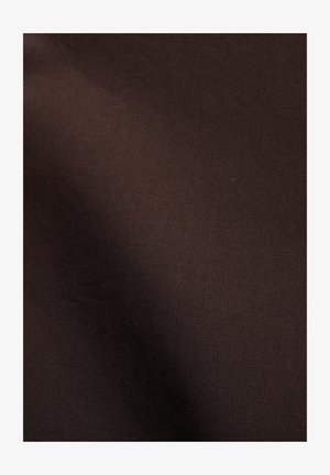 Tumši brūns audums ar gludu, smalki austu tekstūru un nelielām ēnu variācijām virsmas garumā.