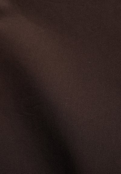 Tissu brun foncé avec une texture lisse et finement tissée, présentant de légères variations d'ombre sur la surface.