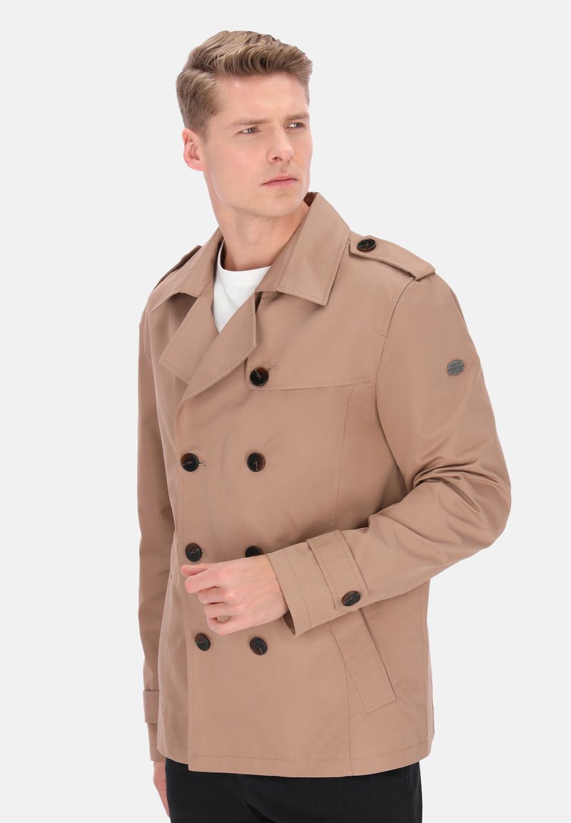 Beige dobbeltradet trenchcoat i et glat stof med mørke knapper, skulderstropper og en skræddersyet pasform.