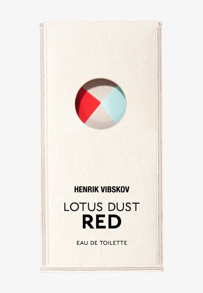 Eau de toilette-förpackning i ljust trä med en cirkulär utskärning som avslöjar en geometrisk design i röd, mintgrön och beige. Fet svart text nedan.