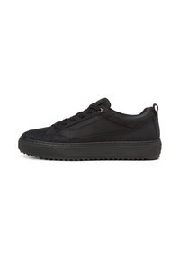 Sneaker nera a bassa apertura con chiusura stringata, suola testurizzata e discreta goffratura del marchio lungo il pannello laterale.