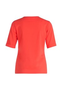 Korallfarvet T-shirt med korte ærmer, rund halsudskæring, opkrøllede manchetter, blød tekstur og en glat overflade, set fra ryggen.