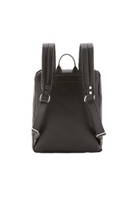 Sac à dos en cuir noir avec deux bretelles réglables, de forme rectangulaire et une poignée supérieure. Texture lisse avec des accents en métal argenté.