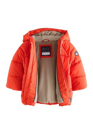 Doudoune orange avec capuche, ouverte pour montrer la doublure polaire beige et une étiquette à l'intérieur du col.