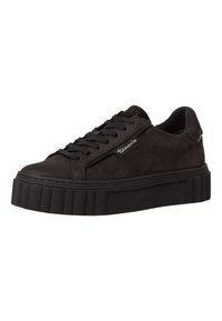 Sneaker en suède noir avec une semelle épaisse et nervurée, un bout rond et un système de laçage. Présente un logo discret sur le côté et un col rembourré.