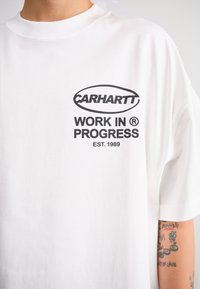 Carhartt WIP BODY OF WORK - Μπλουζάκι με στάμπα - white/black