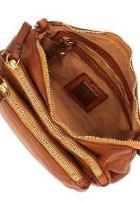 Borsa a mano in pelle marrone con più scomparti con zip e hardware dorato. Presenta un rivestimento interno morbido e testurizzato.