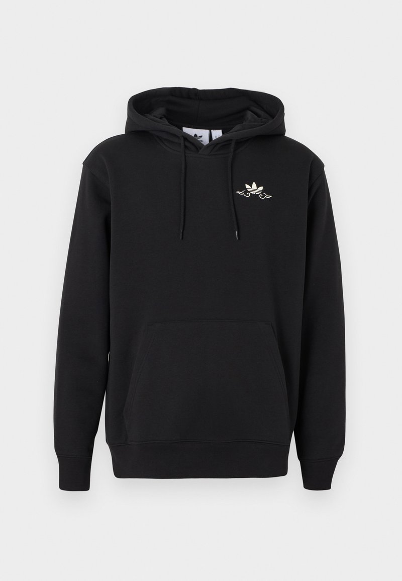 Schwarzer Kapuzenpullover aus weichem Stoff, mit einer vorderen Taschenklappe, gerippten Bündchen und einem kleinen goldenen Logo auf der Brust.