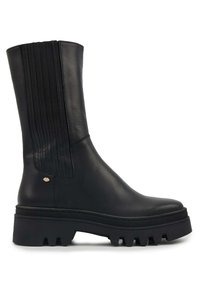 Bottines en cuir noir avec un design à panneaux côtelés, semelle épaisse avec des rainures profondes et un petit accent métallique sur le côté.