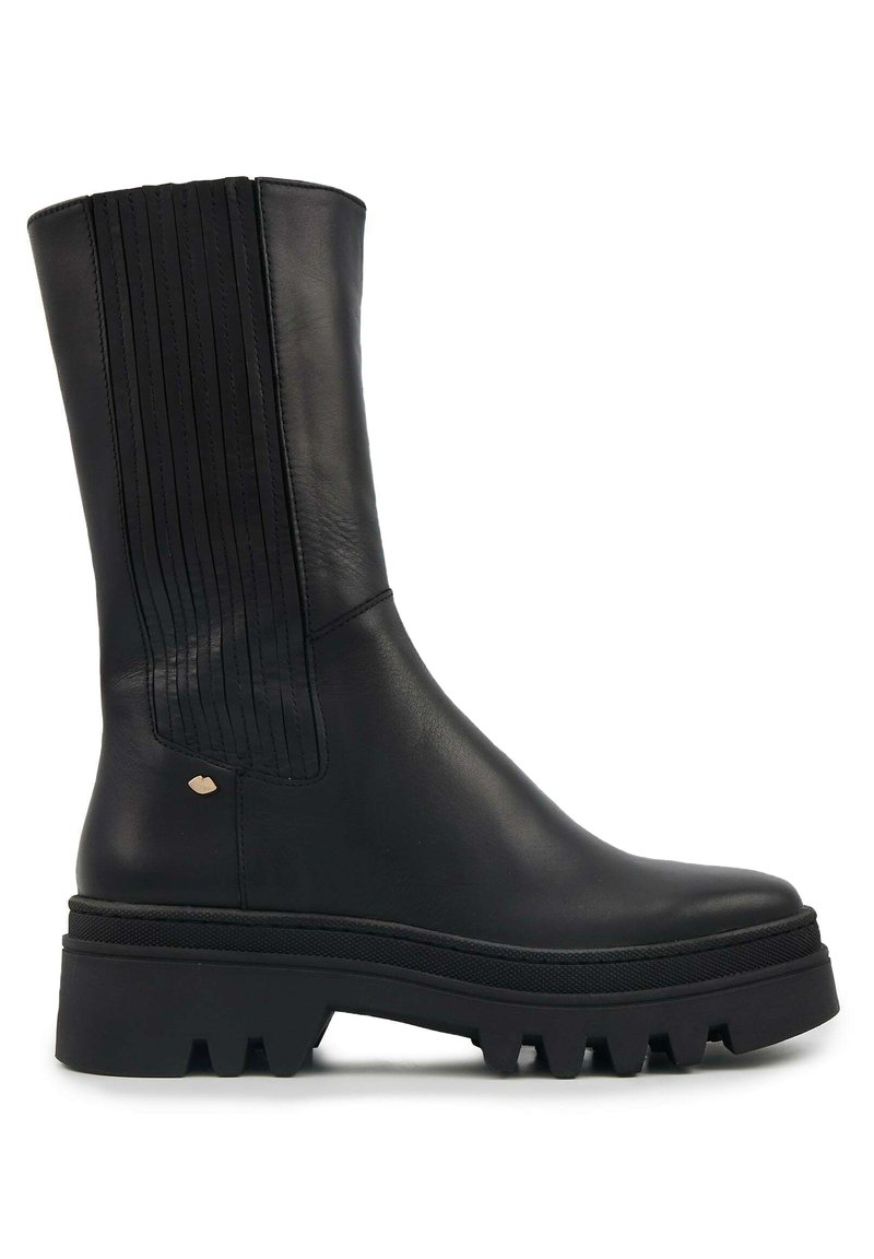 Bottines en cuir noir avec un design à panneaux côtelés, semelle épaisse avec des rainures profondes et un petit accent métallique sur le côté.