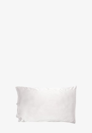 Almohada rectangular blanca con tela lisa sobre un fondo gris claro liso.