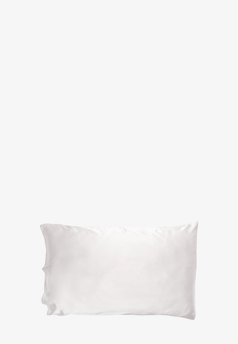 Biała prostokątna poduszka z gładkiej tkaniny na jednolitym, jasnoszarym tle.