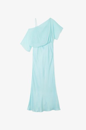 Svetle modré jedno ramenné šaty vyrobené z měkké látky, se splývavým střihem a širokými přehozenými rukávy.
