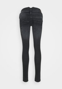 Svart denim jeans i slim-fit visade från baksidan med två bakfickor och synliga sömdetaljer.