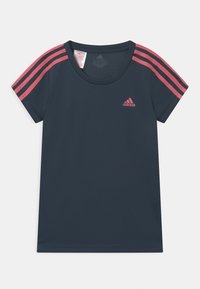 Námořnická modrá tričko s krátkým ruk�ávem s růžovým logem adidas a třemi růžovými pruhy na ramenou. Hladká tkanina, kulatý výstřih.