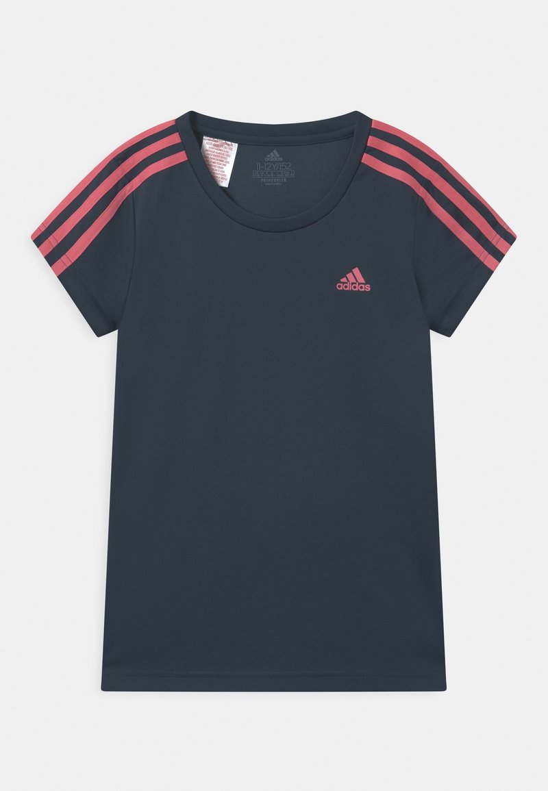 Námořnická modrá tričko s krátkým rukávem s růžovým logem adidas a třemi růžovými pruhy na ramenou. Hladká tkanina, kulatý výstřih.