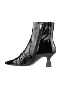 Stivale alla caviglia in pelle verniciata nera con punta affusolata, chiusura con zip, dettagli plissettati sulla parte anteriore e tacco basso a campana.