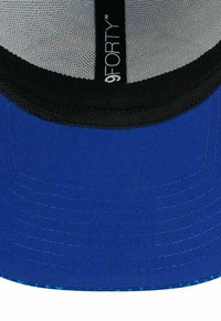 Blauer Kappenrand mit schwarzer Innenauskleidung und grauem Netzinnenteil, auf dem ein "9FORTY"-Label auf dem schwarzen Stoffstreifen angebracht ist.