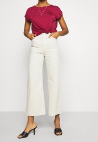 Vero Moda Camiseta básica - mottled red