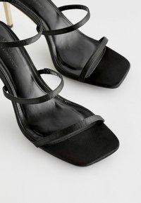 Next REGULAR FIT - FOREVER COMFORT TRIPLE STRAP  - Kõrge kontsaga sandaalid - black gold