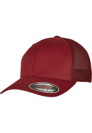 Cappello bordeaux con parte frontale solida e parte posteriore in rete. Presenta una visiera curva e un'etichetta con la scritta "FLEXFIT" con le informazioni di taglia.