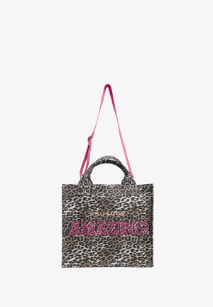 Tragetasche mit Leopardenmuster und rosa Schulterriemen sowie Griffen. Auf der Vorderseite steht in Pink und Gold der Text „YOU LOOK AMAZING“. Weiche Stoffstruktur.
