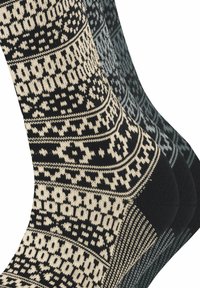 Drei Paar gemusterte Socken mit aufwendigen Designs in Schwarz, Creme und Grautönen, verschiedenen Stricktexturen und gerippten Bündchen.