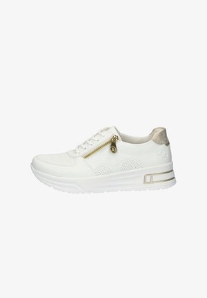 Zapatilla blanca con parte superior de cuero perforado, detalle de cremallera dorada y acentos de ante gris claro. Suela blanca gruesa con una sutil franja gris.