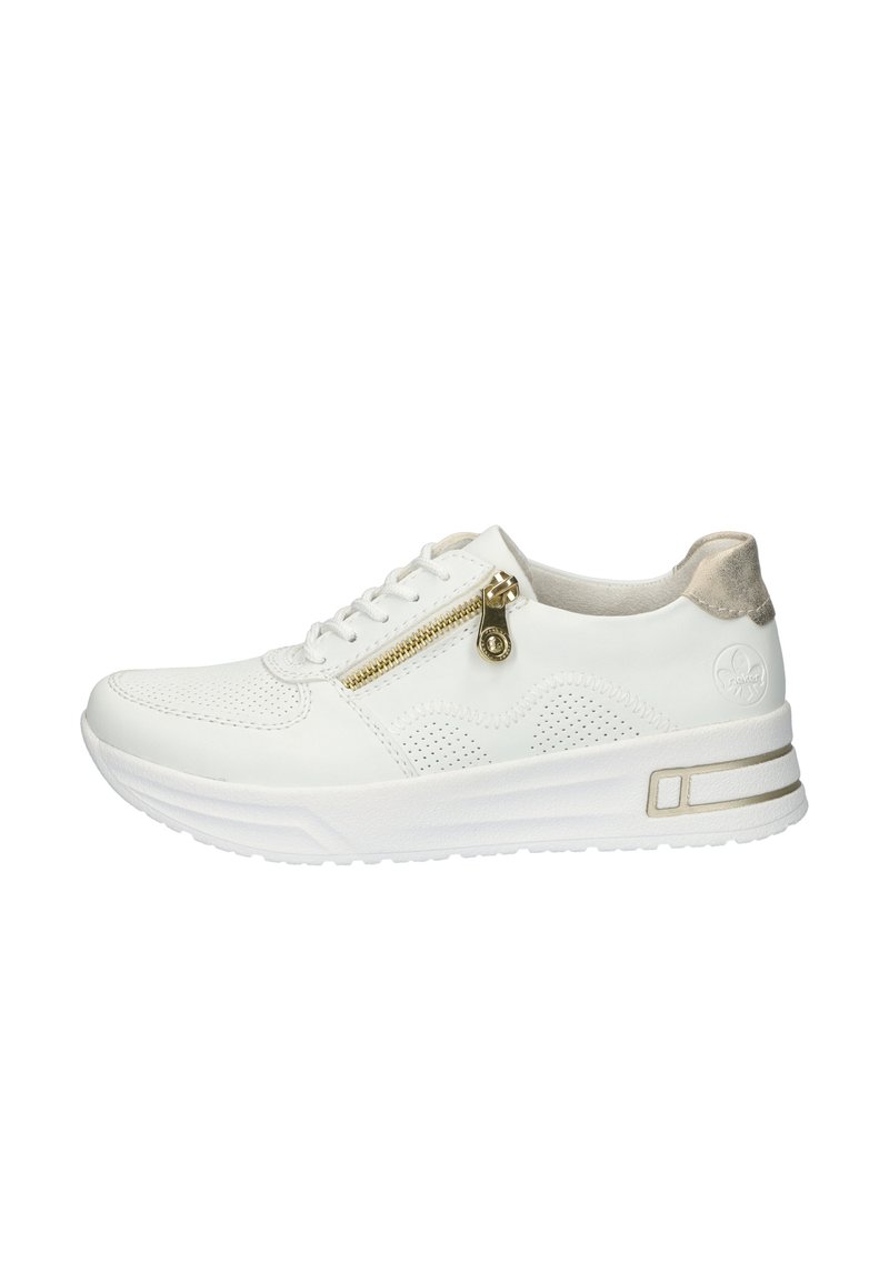 Sneaker bianco con tomaia in pelle perforata, dettaglio con zip dorata e accenti in suede grigio chiaro. Suola bianca spessa con una sottile striscia grigia.