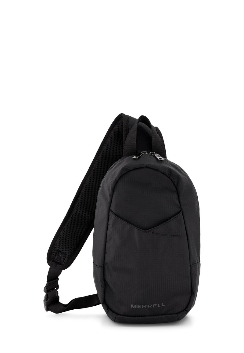 Sac à dos noir de forme arrondie, fabriqué en nylon texturé, avec une poche avant et une sangle réglable avec des détails en mesh.