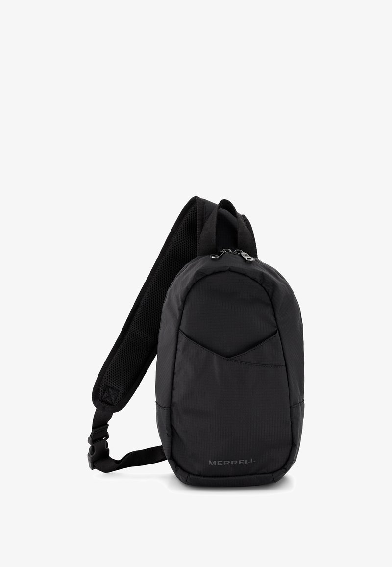 Sac à dos noir de forme arrondie, fabriqué en nylon texturé, avec une poche avant et une sangle réglable avec des détails en mesh.