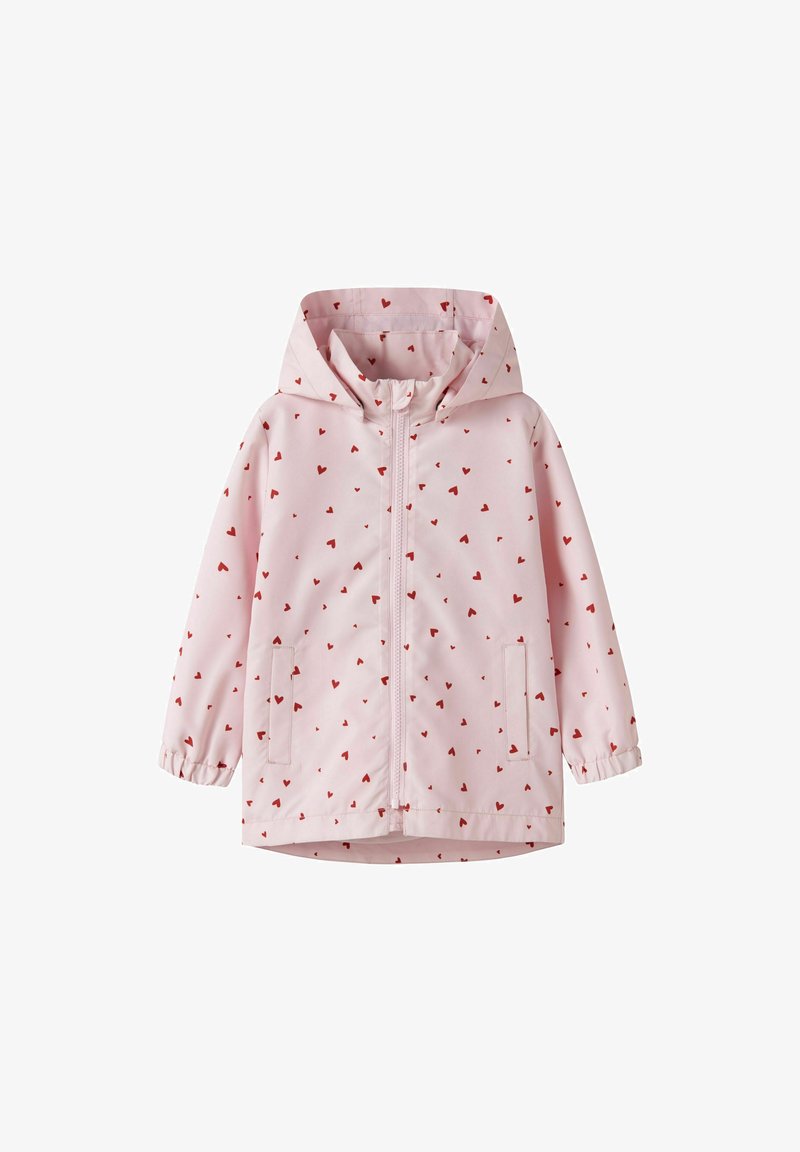 Impermeable rosa claro con capucha, estampado de corazones rojos, cremallera frontal, puños elásticos y dos bolsillos laterales.