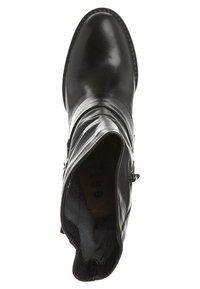 Botte mi-mollet en cuir noir avec bout pointu, fermeture éclair latérale et tige légèrement froissée, vue de dessus sur fond blanc.