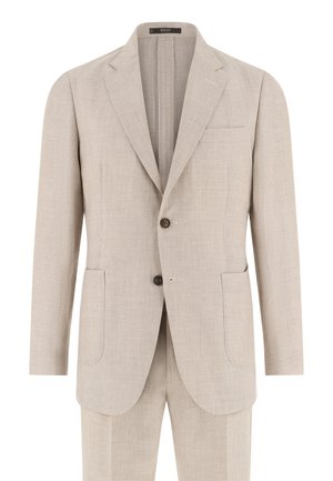 Beżowa marynarka męska na dwa guziki z klapami z wycięciem, przednimi kieszeniami naszywanymi oraz subtelnym wzorem w kratkę, zestawiona z dopasowanymi spodniami.