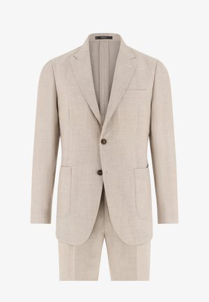 Beżowa marynarka męska na dwa guziki z klapami z wycięciem, przednimi kieszeniami naszywanymi oraz subtelnym wzorem w kratkę, zestawiona z dopasowanymi spodniami.