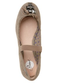 Ballerine en daim taupe avec bride élastique, nœud décoratif et clous carrés métalliques sur l\'avant, semelle intérieure rose rembourrée avec logo.