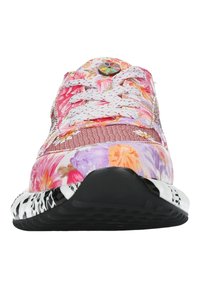 Scarpe da ginnastica floreali con una parte superiore in rete rosa, lacci bianchi e una suola decorata in bianco e nero. Include un logo decorativo sulla linguetta.