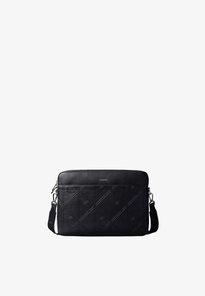 Sac à bandoulière en cuir noir avec motif "CK" embossé, fermoirs argentés et bandoulière réglable, conçu pour transporter des ordinateurs portables ou des documents.